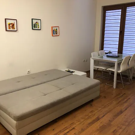 Artistic Neon شقة